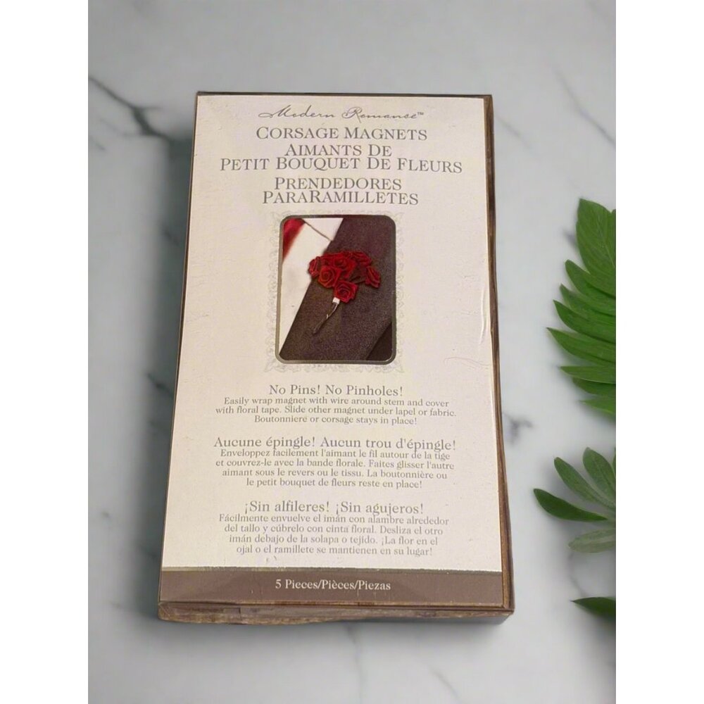 Modern Romance‎ Boutonniere /Corsage Magnets